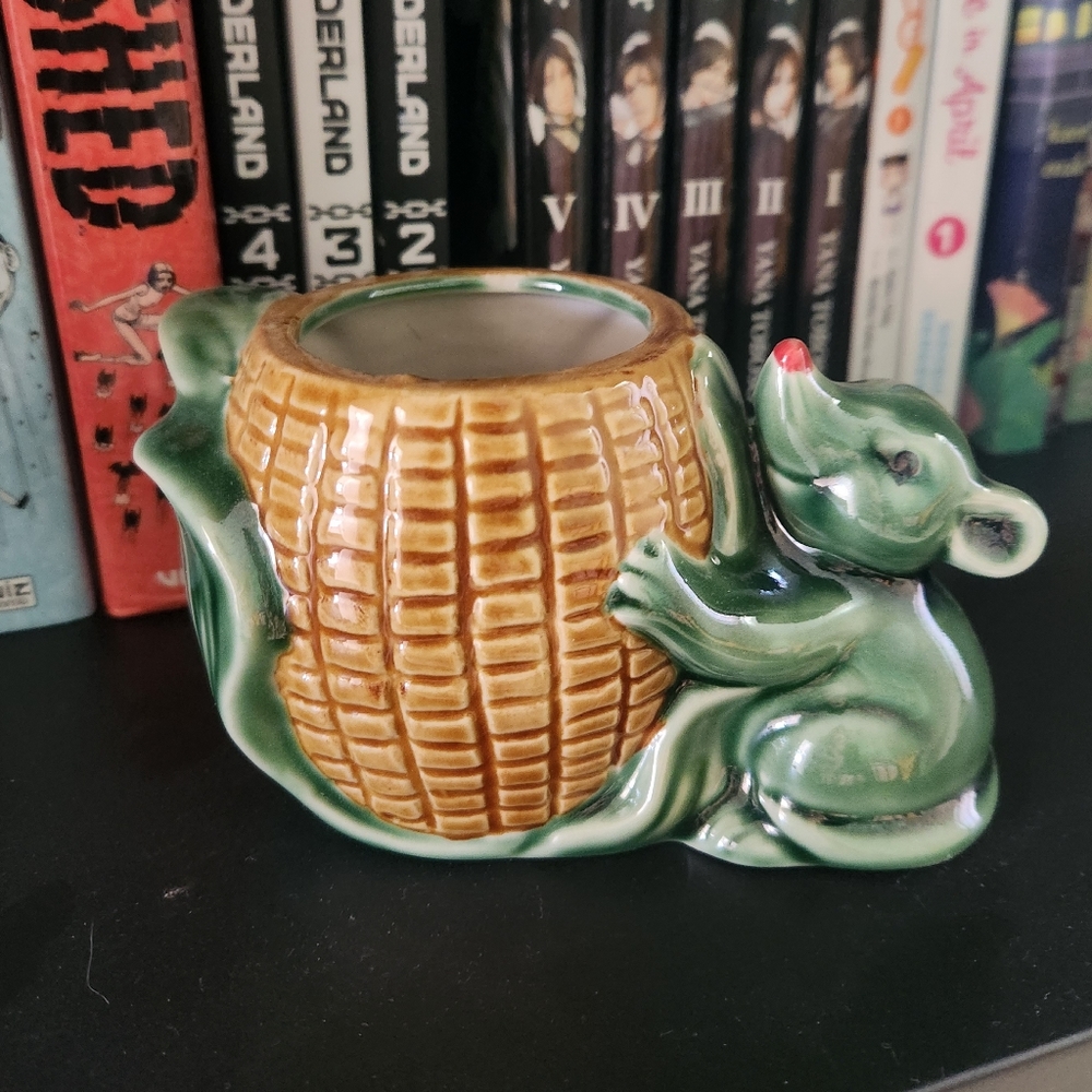 Possible vintage mouse container